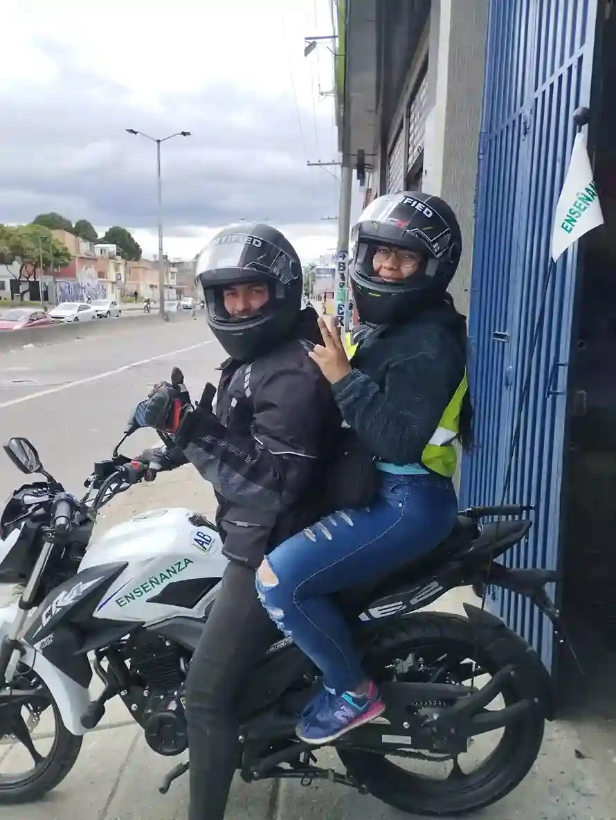 pareja en moto